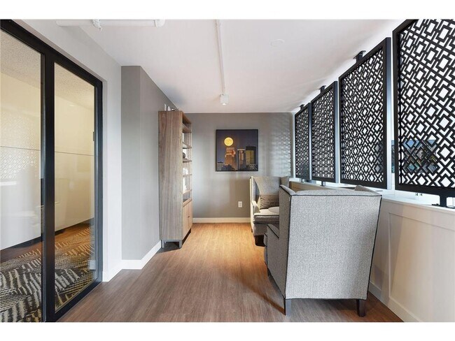 Building Photo - 433 S 7th St