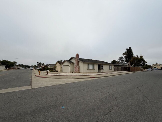 Building Photo - 745 Cedar Dr