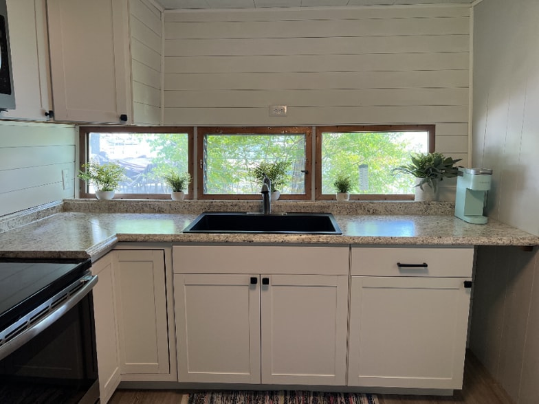 Building Photo - 7811 Hillside Dr