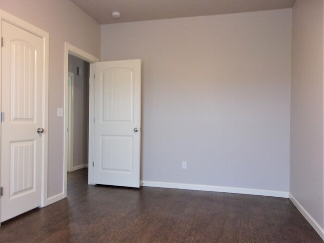 Building Photo - 2 Bed 1 Bath 1 Car Garage Townhome in Del ...
