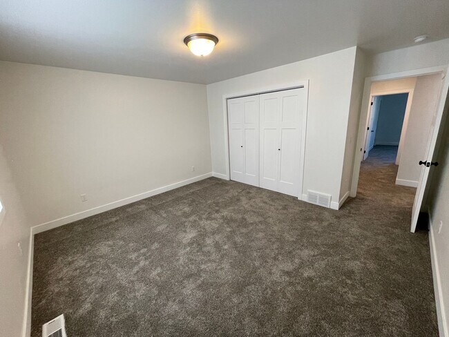 Building Photo - 3 bed 2.5 bath home rental