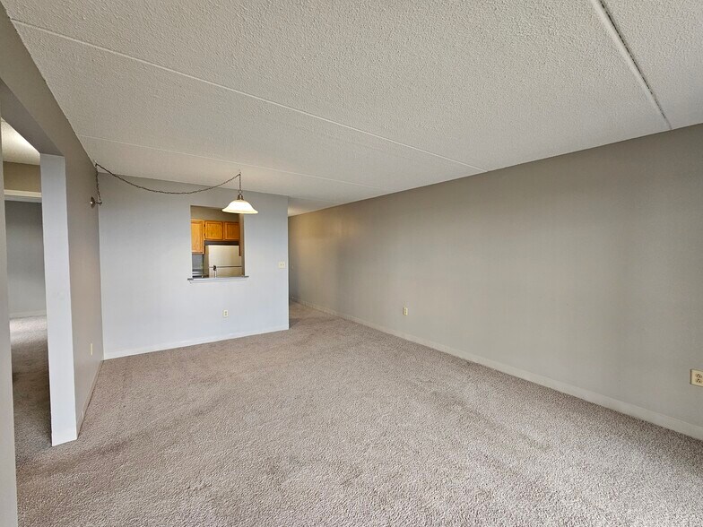 Building Photo - 1 S Point Dr