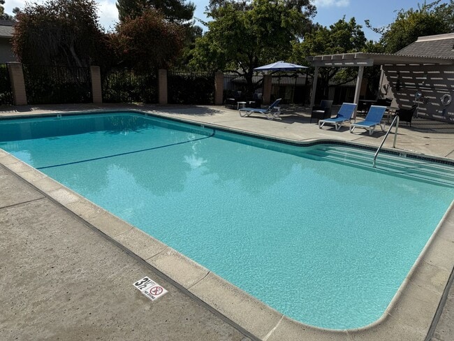Building Photo - Amazing, Quiet University City Condo For Rent