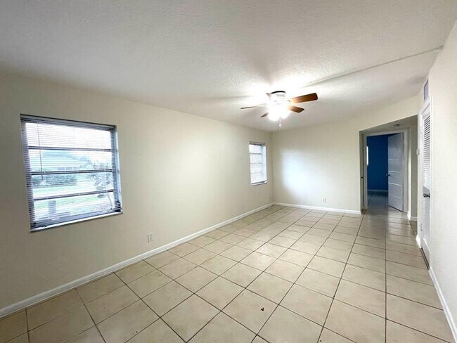 Building Photo - 501 W Kalmia Dr