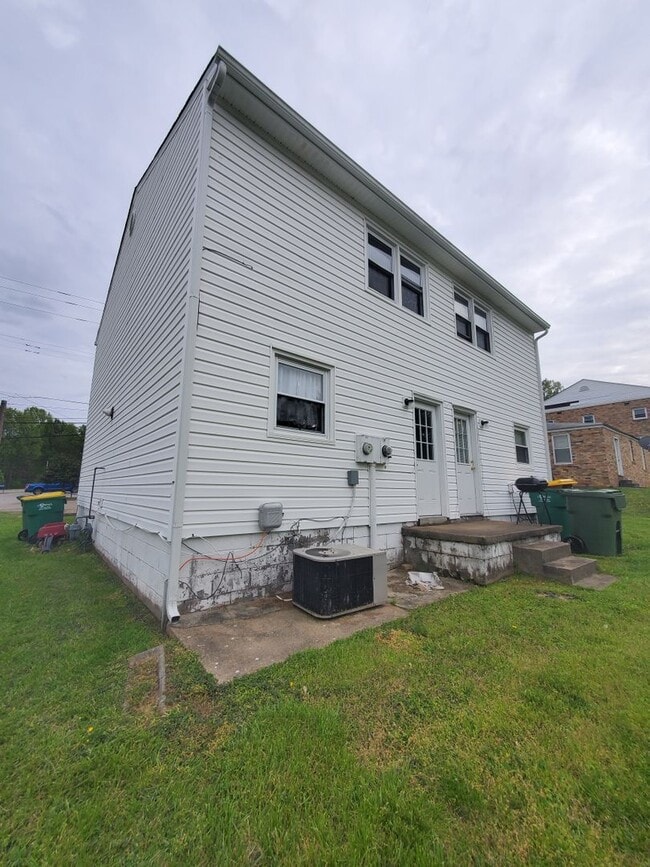 Building Photo - 2305 Poplar St