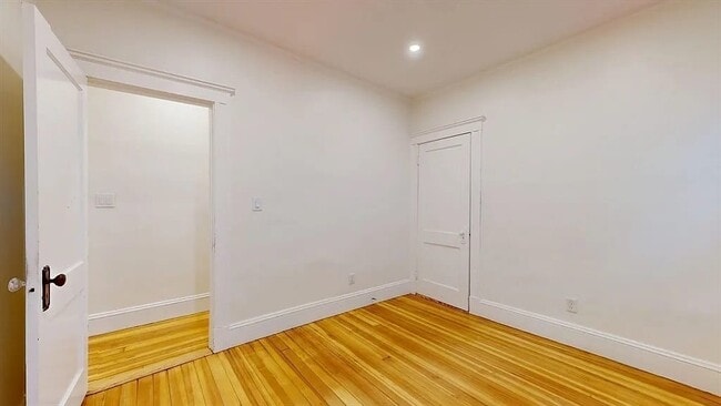 Building Photo - 147 Langdon Ave