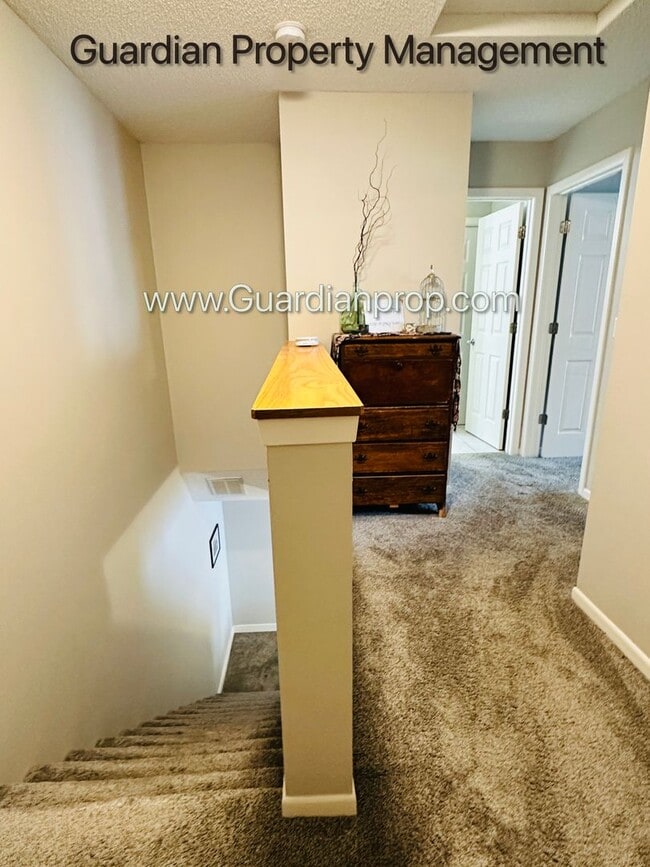 Building Photo - Minnetonka Town Home, Balcony, Washer/Dryer, Dishwasher, Available June