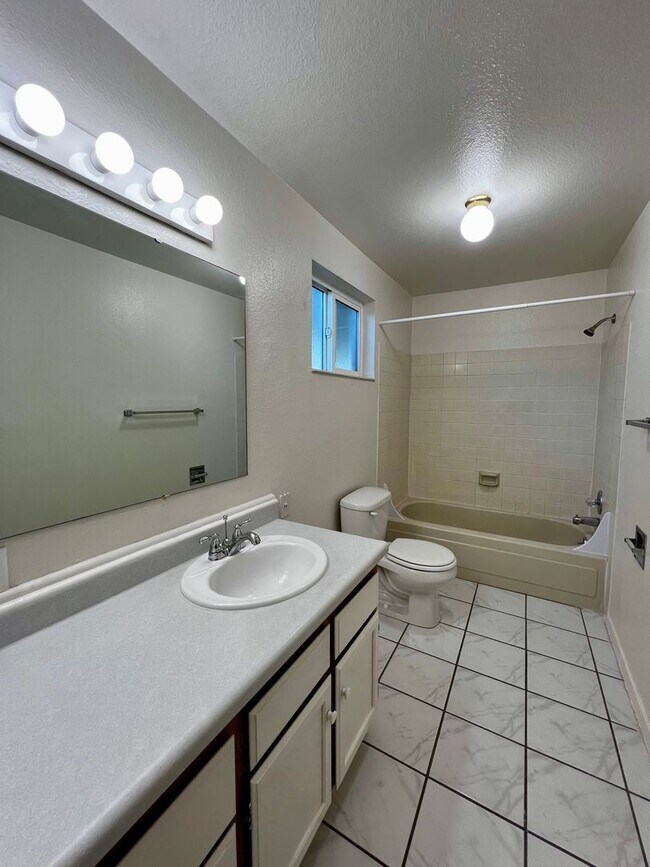 Building Photo - e4903