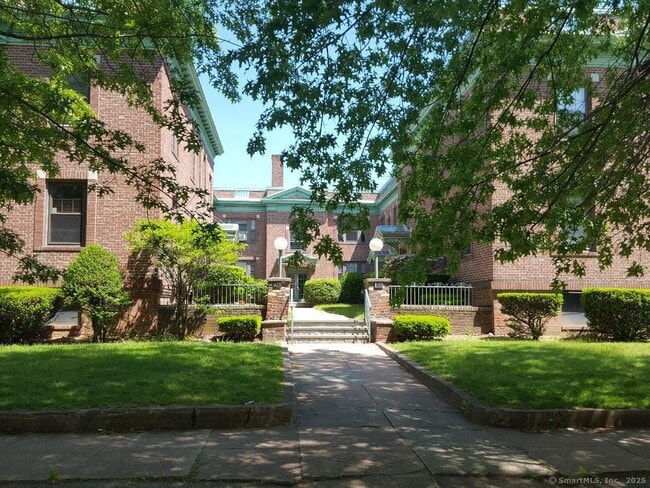 Building Photo - 211 Fountain St