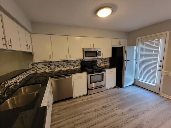 Building Photo - 2903 Catalina Dr