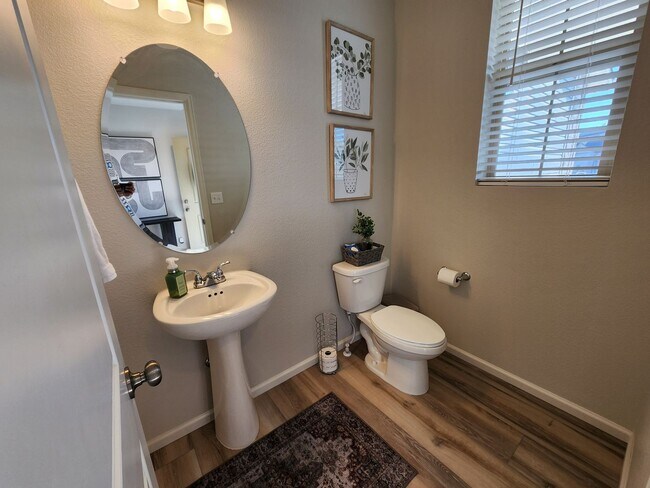 Building Photo - Beautiful, Modern 3 Bed 3 Bath Home in Ban...
