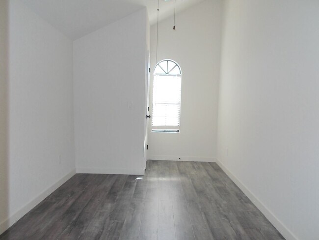 Building Photo - Upgraded 2nd-Floor Condo with Loft, Pool, ...