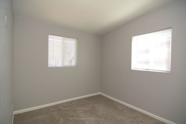 Building Photo - Remodeled 2 Bedroom 1 Bath House! Close to...