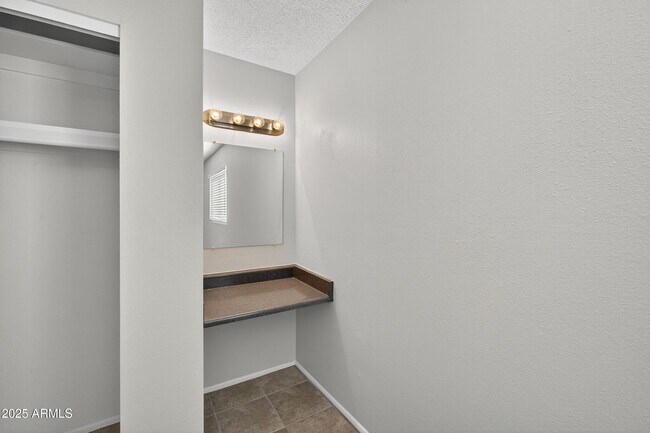 Building Photo - 860 E Brown Rd