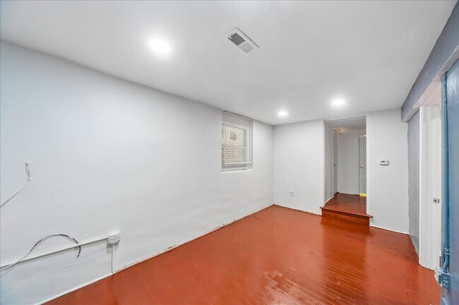 Building Photo - 1645 W Beach Ave