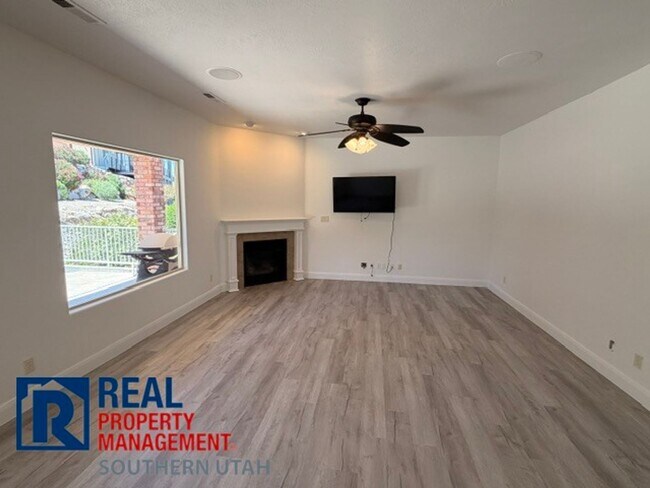 Building Photo - Legacy Townhome