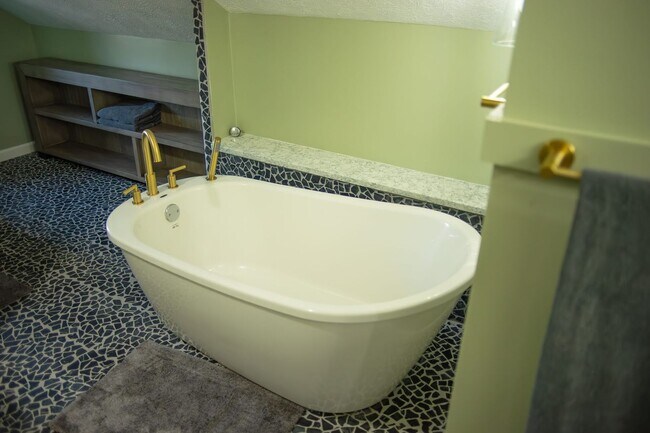 Building Photo - 4174 Cass St