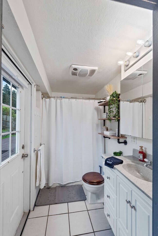 Building Photo - GORGEOUS 3 Bedroom (+BONUS ROOM!) 2 Bath Home with RV/Boat storage near beaches and shopping!