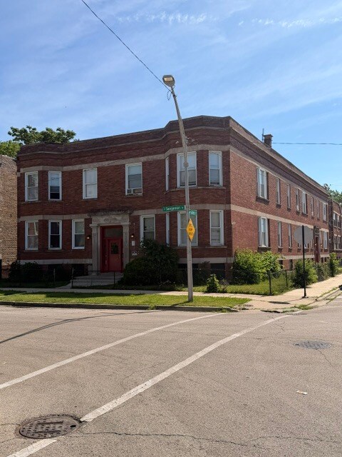 Building Photo - 916 W 68th St