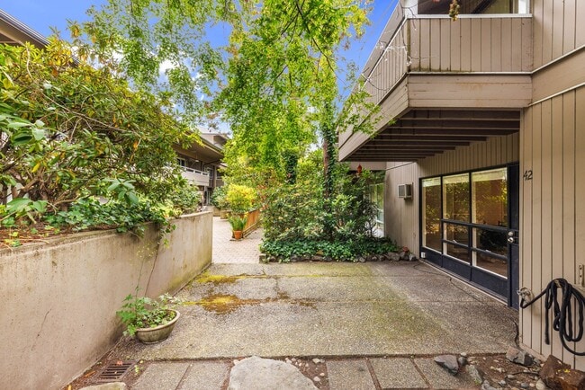 Building Photo - Downtown Bellevue Renovated 1 Bedroom Condo - Walk up entry