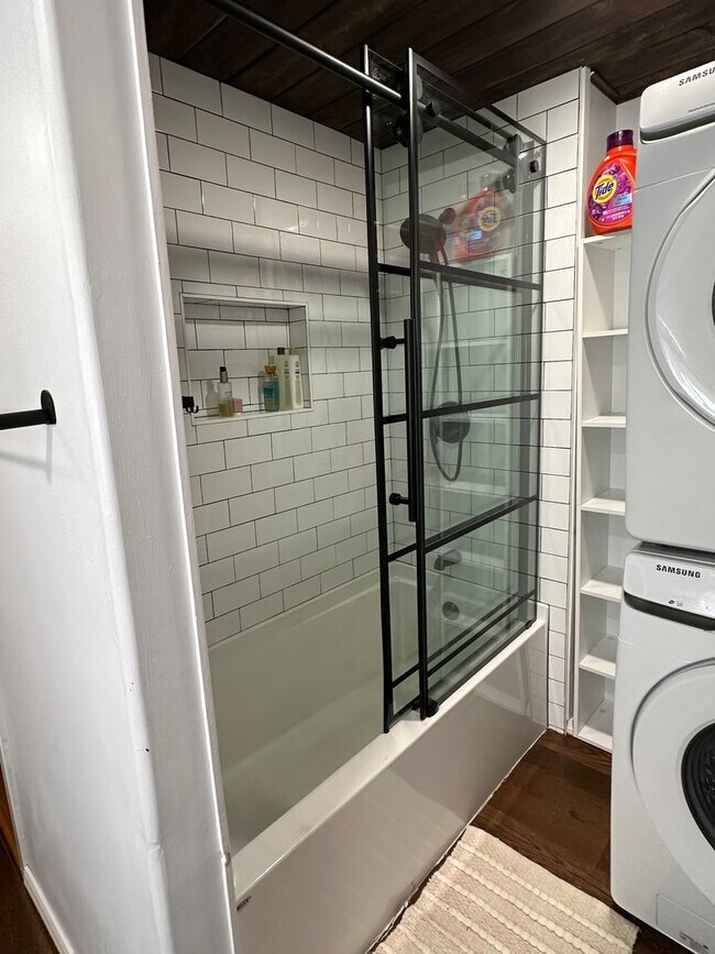 Building Photo - 3 Bedroom 1 Bath