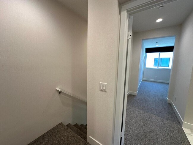 Building Photo - Fantastic 3 Story Townhome - 2 bedrooms - ...