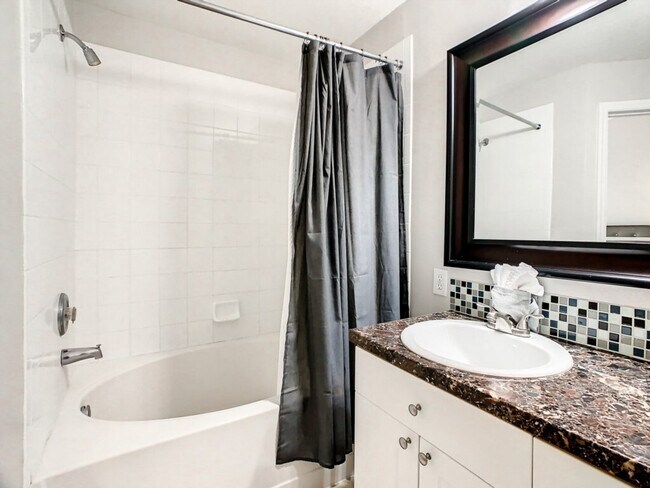 Building Photo - 2314 Silver Palm Dr