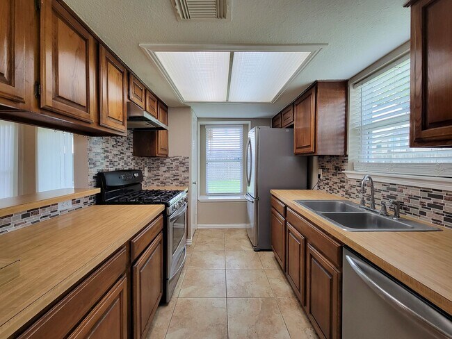 Building Photo - BEAUTIFUL 3 BEDROOM 2 BATH UPDATED HOME WITH TILE THROUGHOUT. GRANITE COUNTERTOPS WITH TILE FLOOR...