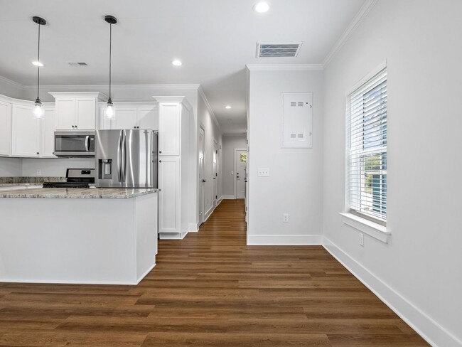 Building Photo - 3 Bed, 2.5 Bath - Lucky Penny End Unit