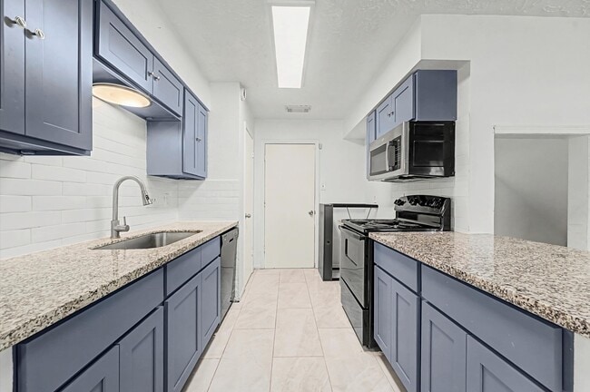 Building Photo - 8334 Country View Dr