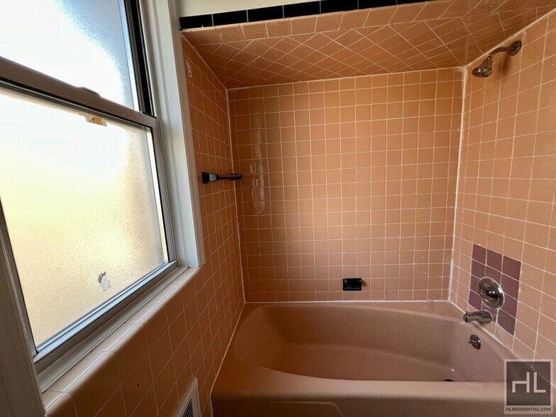 Building Photo - 3.5BR 2BA Massive Townhouse w/ Sunroom & Optional Private Parking In Maspeth