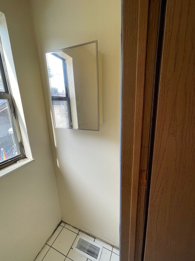 Building Photo - OSU Gateway 3 bedroom 1 1/2 bath 3 level t...