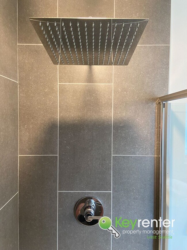 Building Photo - 4 Bedroom Seattle Townhome with Parking and Modern Finishes