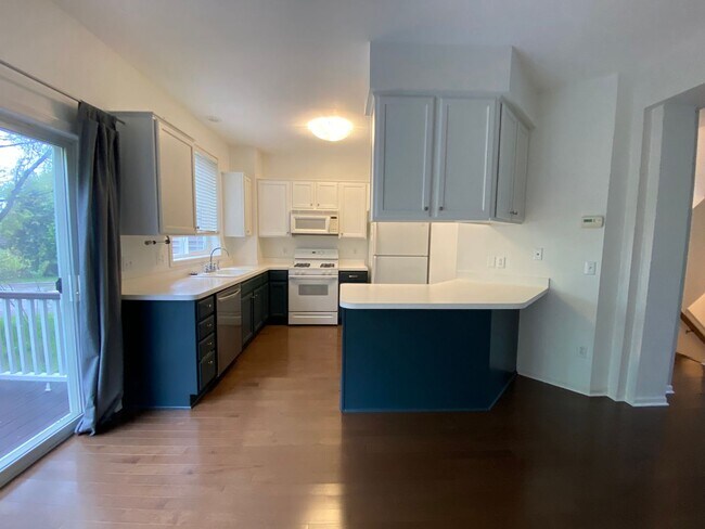Building Photo - Beautiful Two Bedroom Townhome in Plymouth for $2,299.00/month!