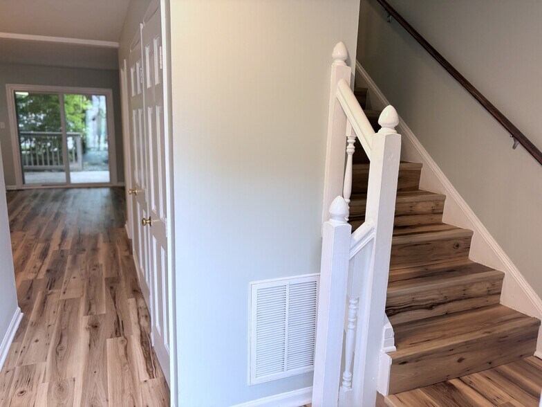 Building Photo - 6813 Glendower Rd