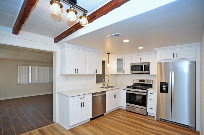 Building Photo - Ranch Style home in the Garden District