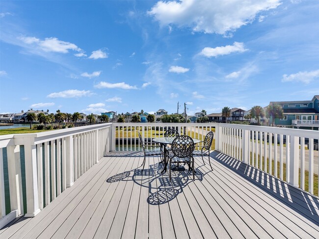 Building Photo - 16627 Bayfront Dr
