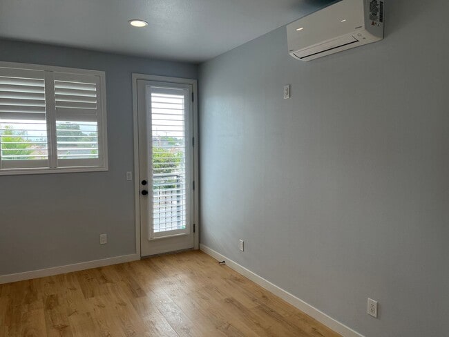 Building Photo - 3 Bedroom/ 3 Bathroom Home in Huntington B...