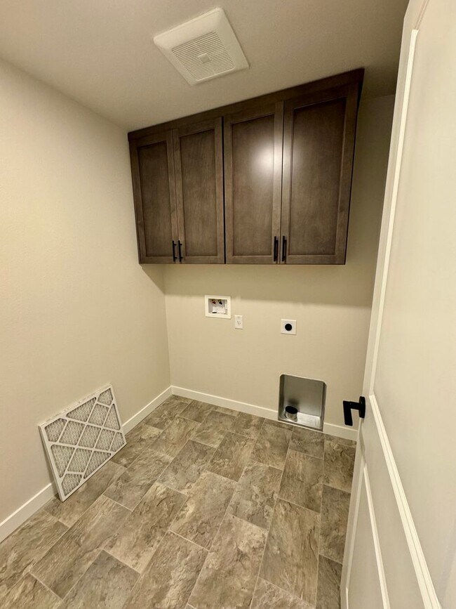 Building Photo - Brand new build with stunning Dry Canyon views!