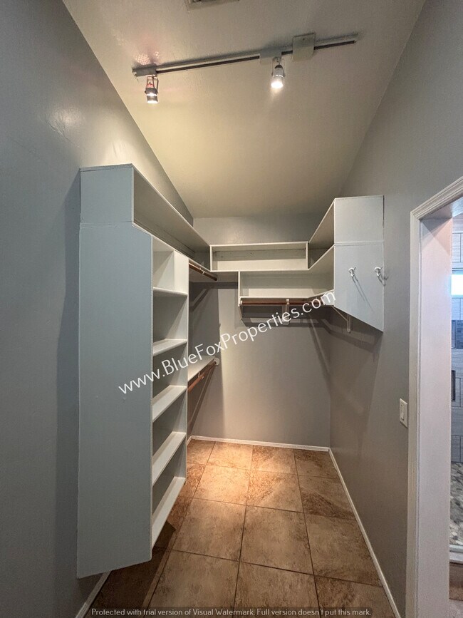 Building Photo - 7180 W Maple Ridge Dr