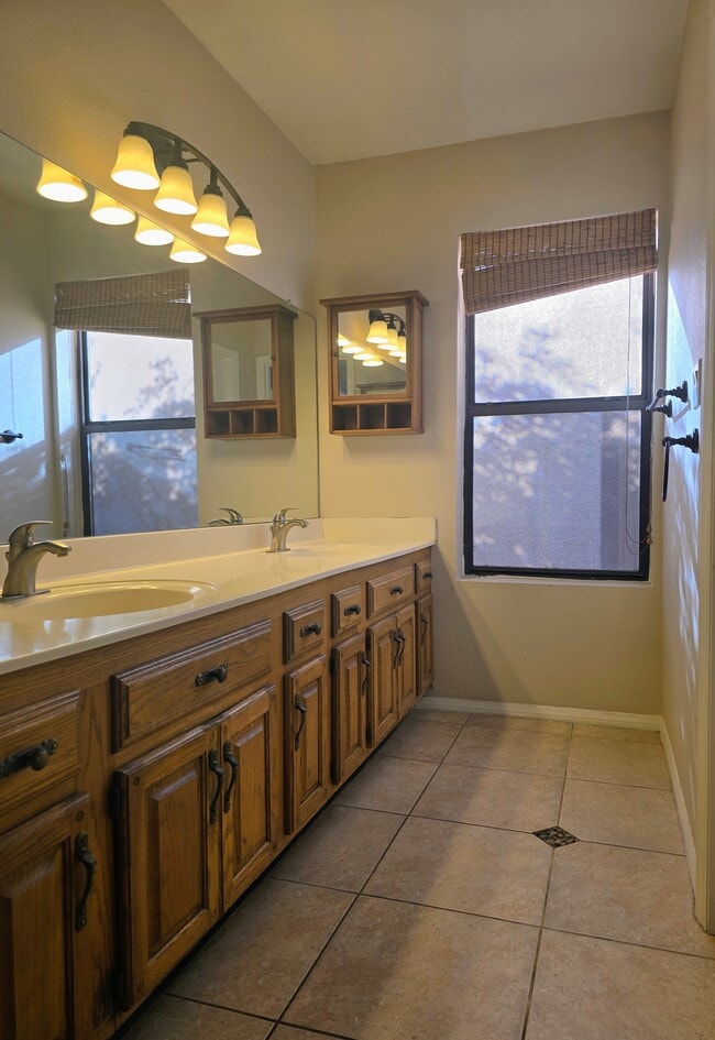 Building Photo - 1827 E Manhatton Dr