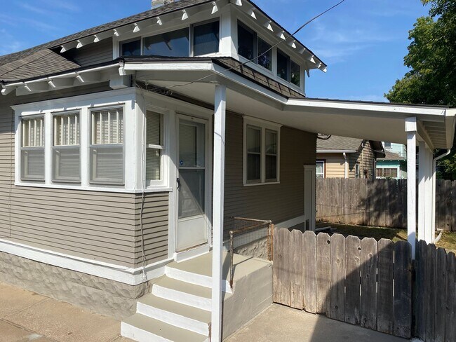 Building Photo - Beautiful 3 bedroom home