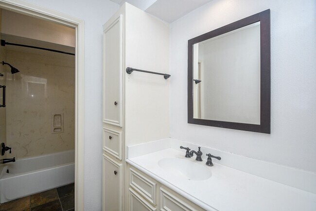 Building Photo - 1711 Earl of Dunmore St