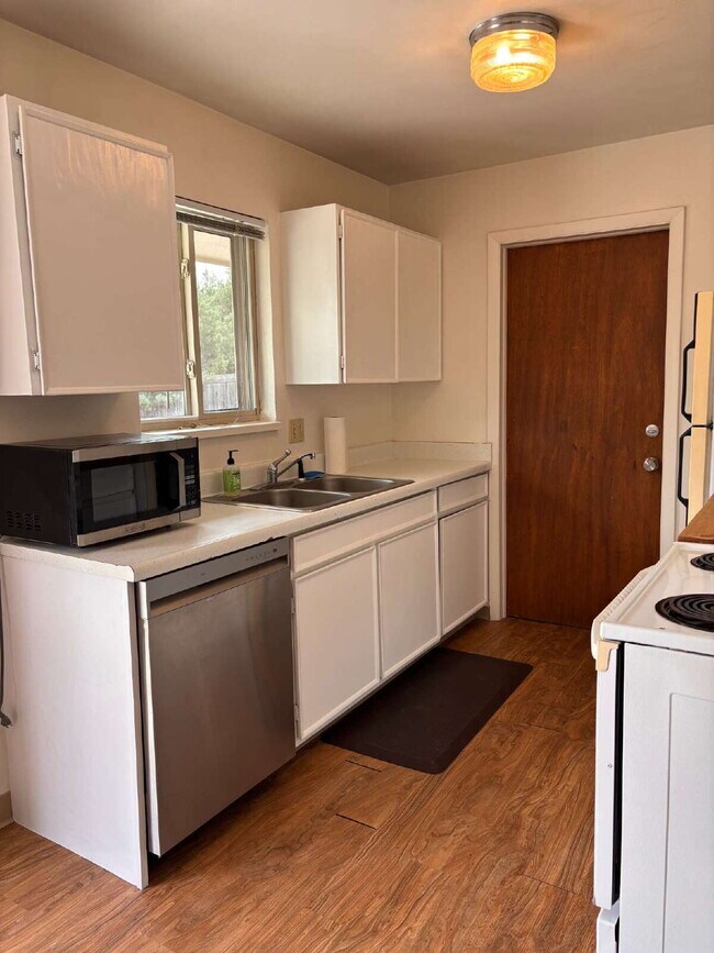 Building Photo - 3 BR bright, sunny, well-maintained house with large fenced yard and attached garage.