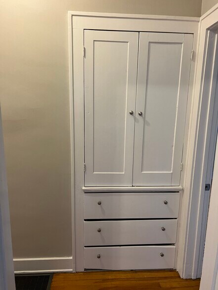 Building Photo - 1944 Oakwood Ave NE