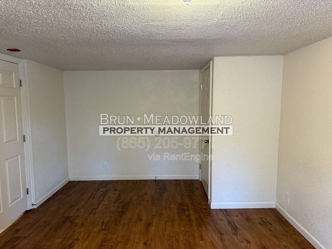 Building Photo - 502 E Red Bud Rd