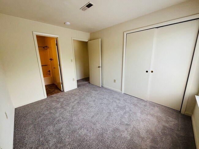 Building Photo - 872 Claytor Square