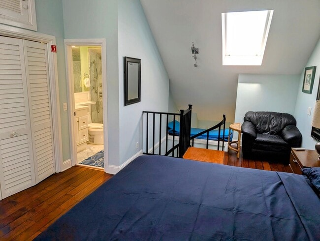 Building Photo - Elegant Old Town Condo - Your Key West Oasis