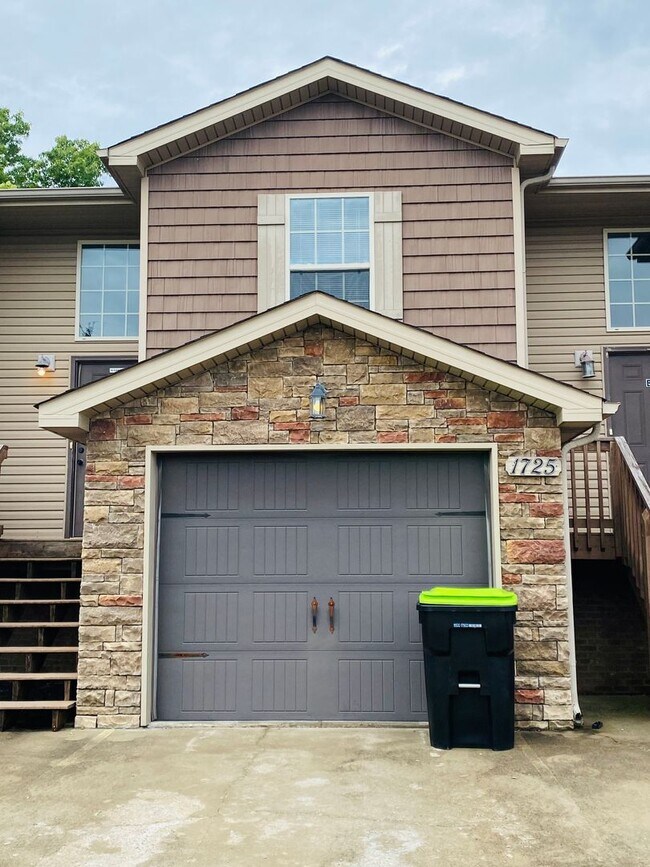 Building Photo - 1725 Thistlewood Dr