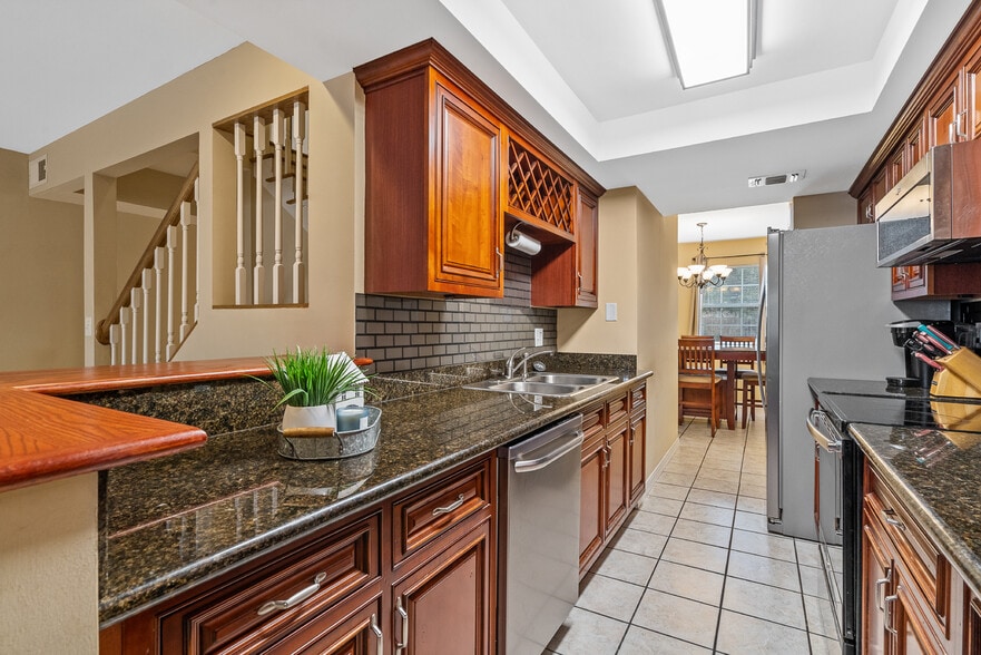 Kitchen - 8426 Williamsburg Cir